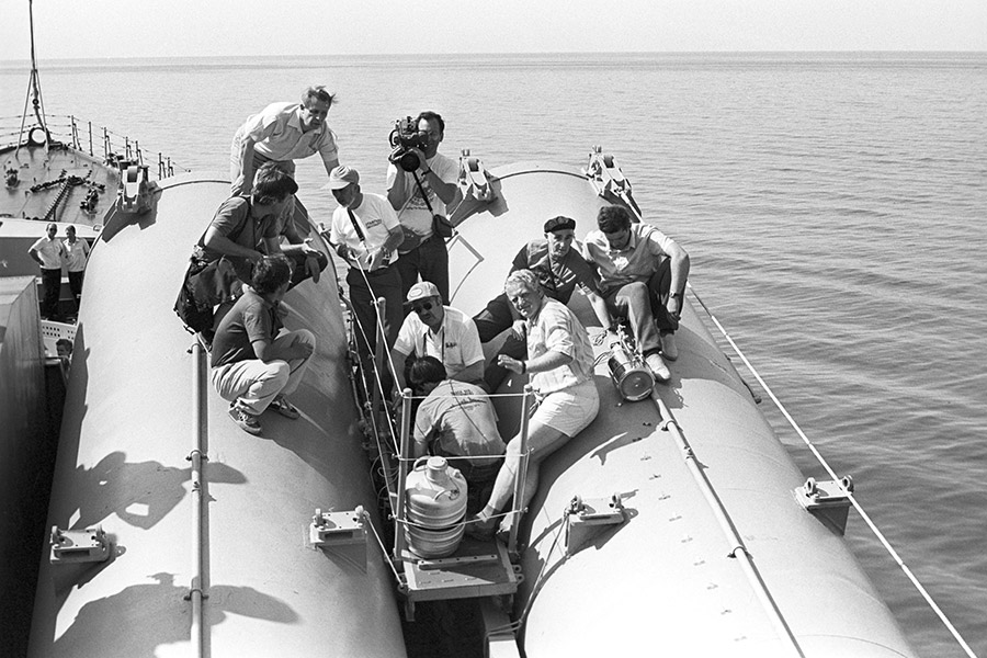 На фото: участники советско-американского эксперимента на крейсере &laquo;Слава&raquo;, Ялтинская акватория Черного моря, 1 июля 1989 года.

Эксперимент заключался в выявлении возможности дистанционного обнаружения ядерных ракет морского базирования