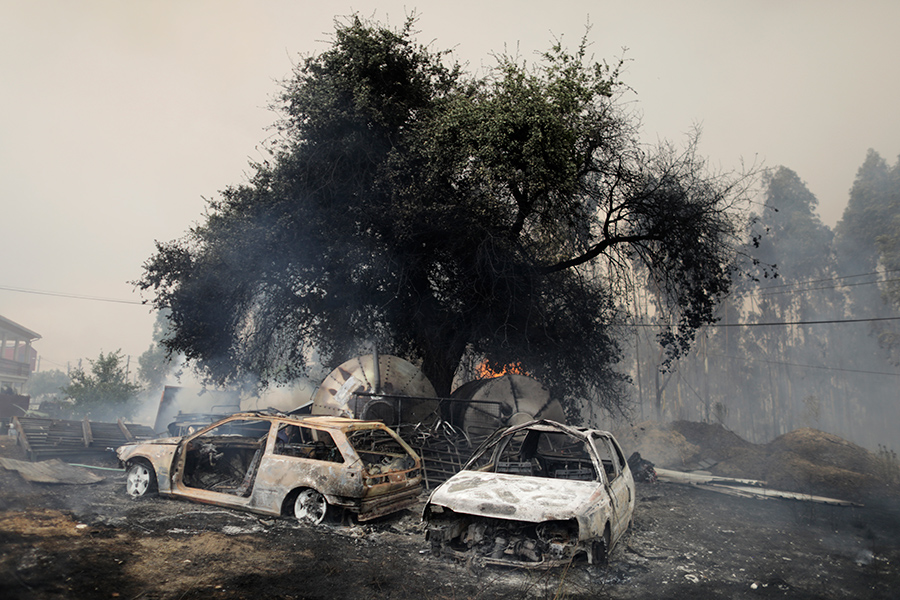 Из-за пожаров автомагистраль, соединяющая Порту и Лиссабон, была заблокирована. В пригороде Лейрии огонь подошел к жилым домам и уничтожил несколько припаркованных автомобилей.