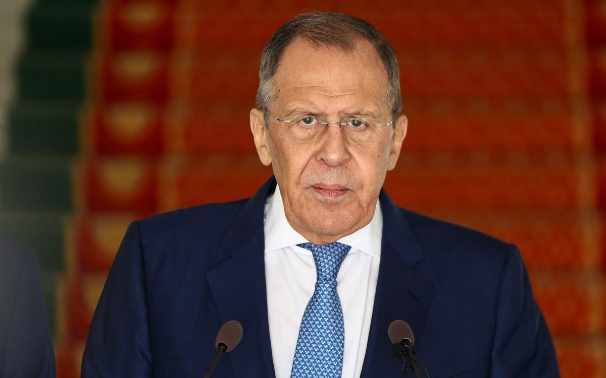 На какой машине передвигается глава МИД Лавров по Аляске. Подробности