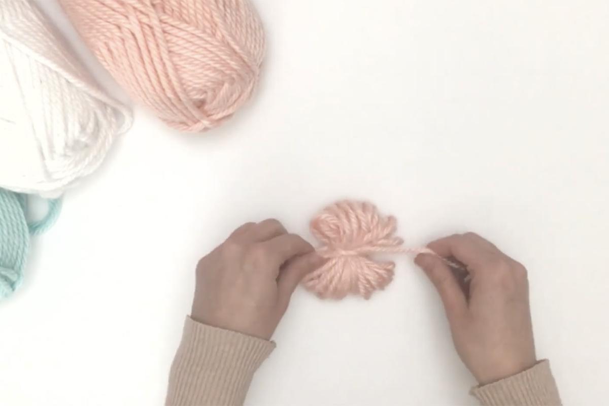 Как собрать новогоднюю гирлянду из помпонов