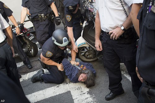 Полиция разогнала митинг "Оккупируй Уолл-стрит": 100 задержанных. ФОТО