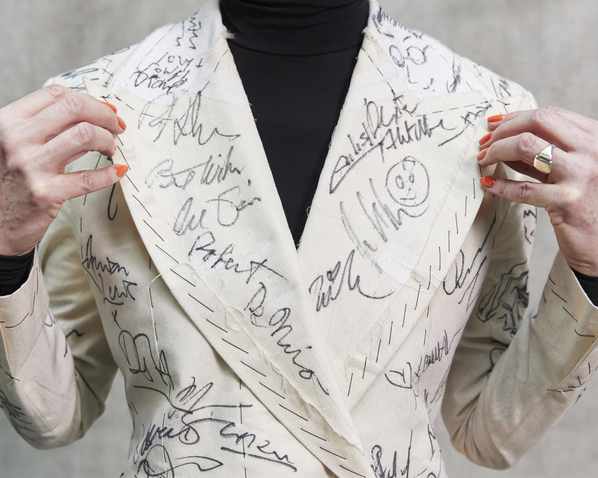 Сэнди Пауэлл в костюме своего же дизайна, подписанном голливудскими знаменитостями