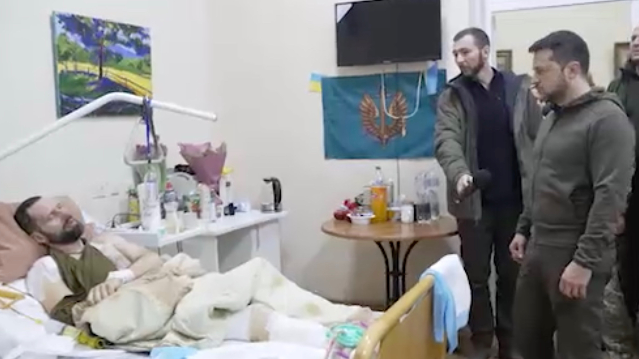 Зеленский посетил раненых украинских военных в госпитале