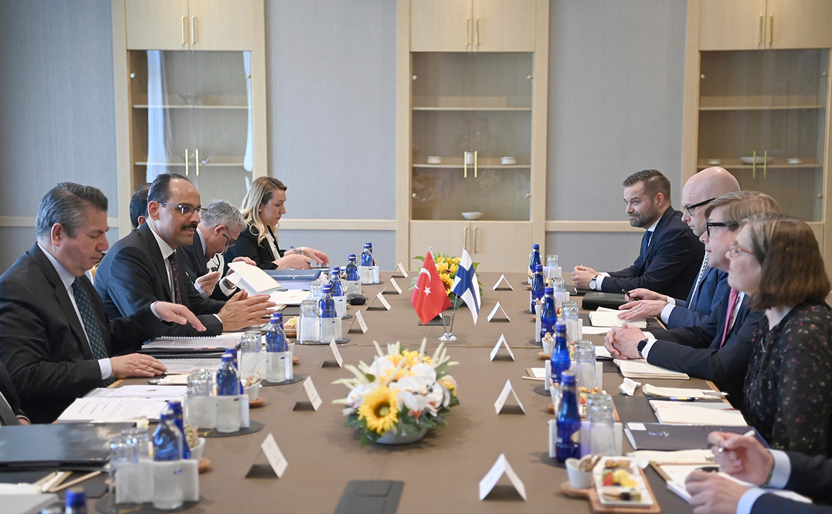 Турецкая и финская делегация во время переговоров