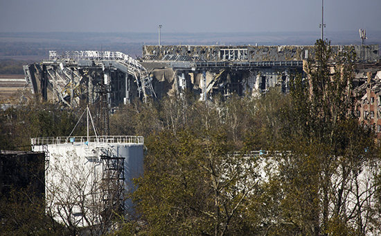 Вид разрушенного здания терминала  Международного аэропорта в Донецке, 7 октября 2014 года