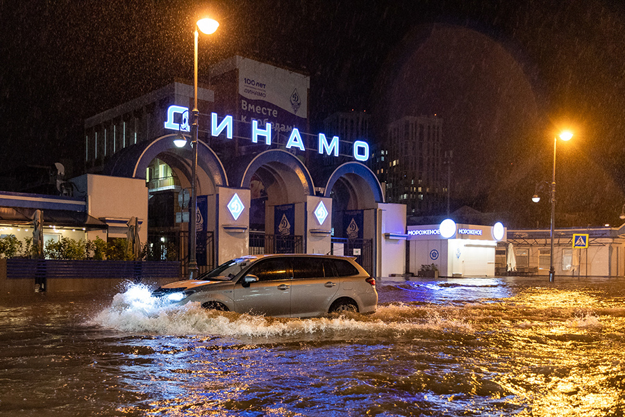 Подтопленная улица во Владивостоке, 29 августа.

За 29-30 августа в городе выпало 182 мм осадков — 103% от месячной нормы. Больше всего в регионе пострадал Хасанский район — там выпало 206 мм осадков, или 114% нормы