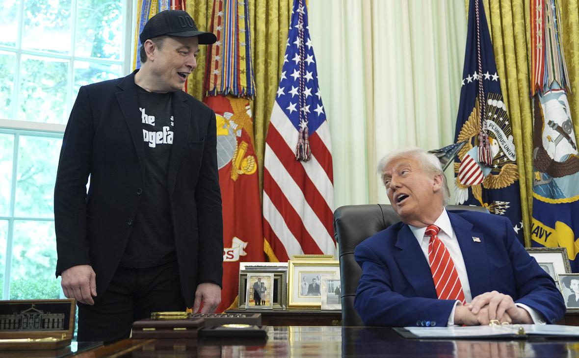 Илон Маск (слева) и Дональд Трамп (справа)
