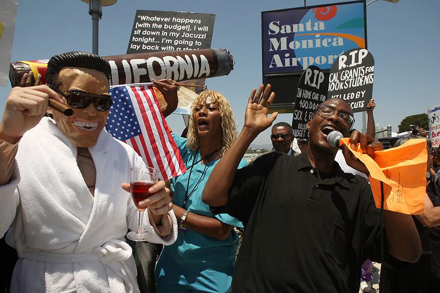 Активисты выступают на митинге против действий правительства Арнольда Шварценеггера, 2009 год