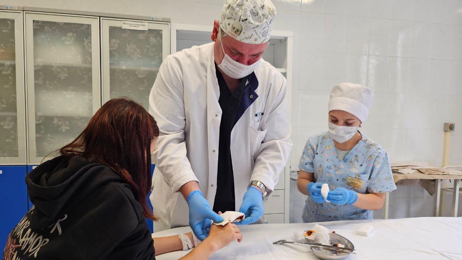 Подмосковные врачи спасли девушку, у которой в руках взорвался телефон