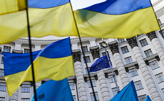 Флаги Украины и ЕС у здания Кабинета министров Украины в Киеве.