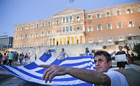 Участники демонстрации перед зданием греческого парламента