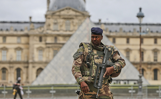 Военный патруль в Париже