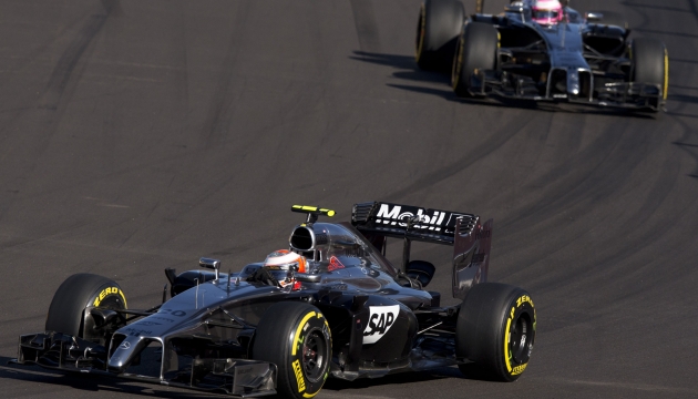 За счет проблем конкурентов гонщики McLaren Дженсон Баттон и Кевин Магнуссен поднялись на четвертое и шестое место