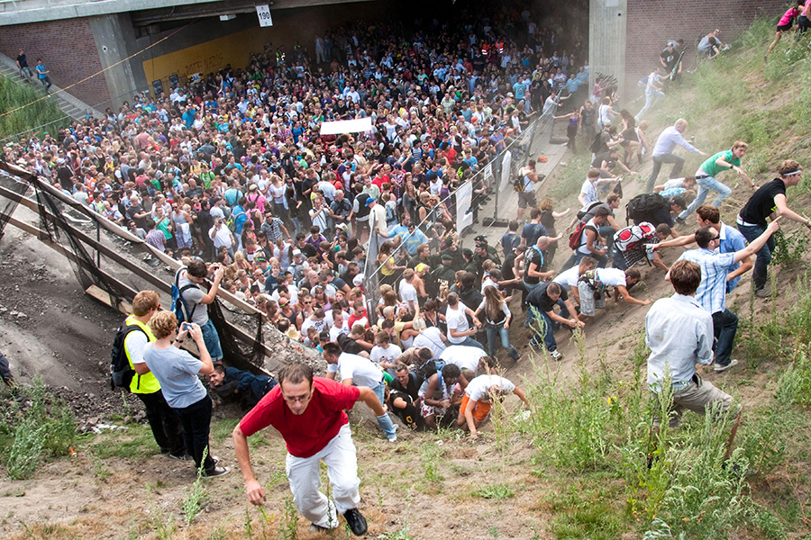 24 июля 2010 года 21 человек погиб, еще более 500 пострадали в&nbsp;результате&nbsp;давки на&nbsp;немецком музыкальном фестивале &laquo;Парад любви&raquo; в&nbsp;городе Дуйсбург. Давка возникла на&nbsp;входе в&nbsp;туннель бывшей грузовой железнодорожной станции, где&nbsp;проходил фестиваль, который, по&nbsp;данным полиции, посетили около&nbsp;1,4 млн человек. Мероприятие не&nbsp;было остановлено сразу, так&nbsp;как&nbsp;власти опасались паники в&nbsp;случае&nbsp;появления сообщений о&nbsp;гибели людей.
