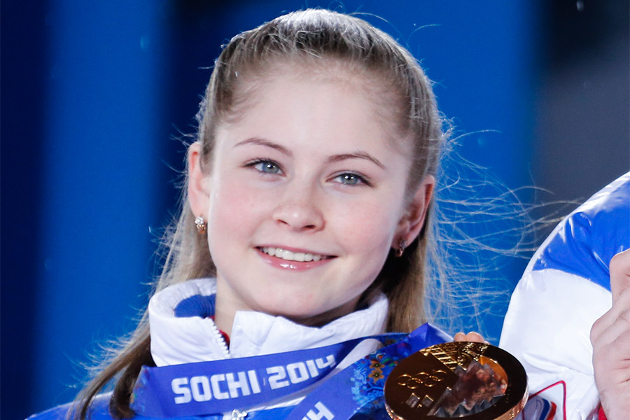 Юлия Липницкая, завоевавшая золотую медаль в командных соревнованиях по фигурному катанию, во время церемонии награждения победителей XXII зимних Олимпийских игр