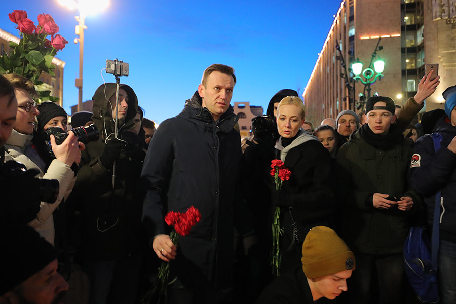 На Пушкинскую площадь пришел оппозиционер Алексей Навальный с супругой Юлией