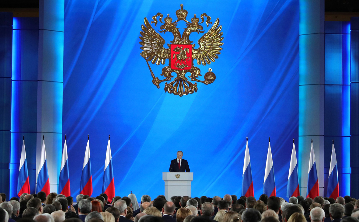 Владимир Путин во время выступления с посланием Федеральному собранию
