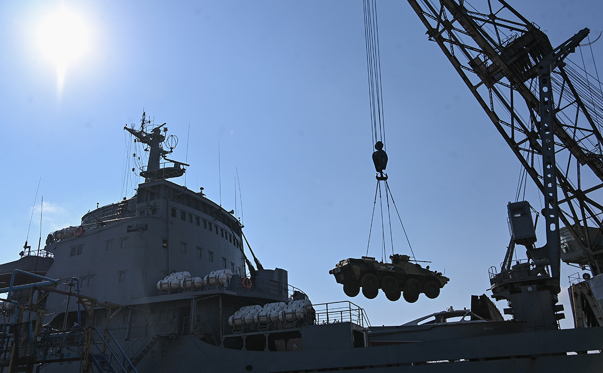 Российский боевой корабль впервые доставил в Бердянск военную технику"/>














