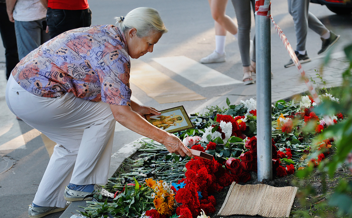 Возложение цветов около мемориала в память о погибших людях, Белгород