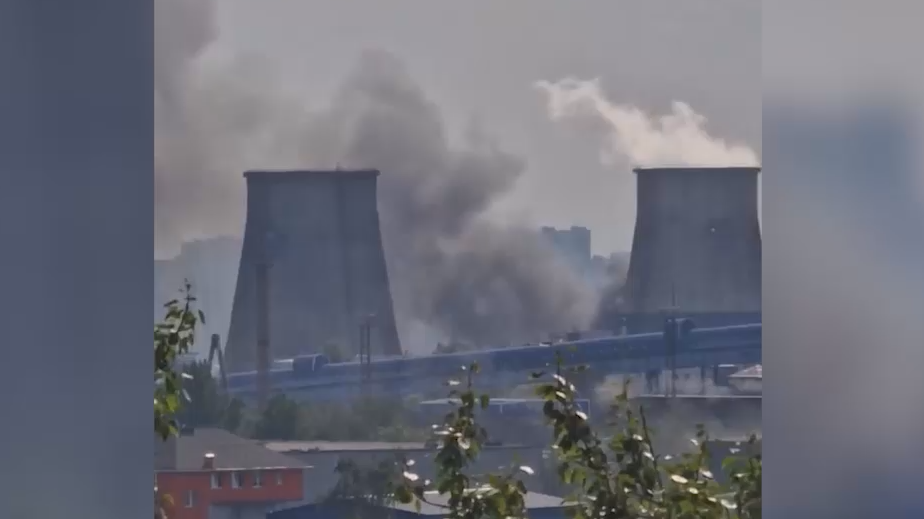 В Подмосковье загорелся автосервис рядом с ТЭЦ