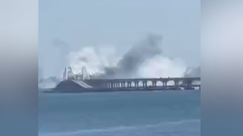 Власти объяснили дым над Крымским мостом после ракетной атаки