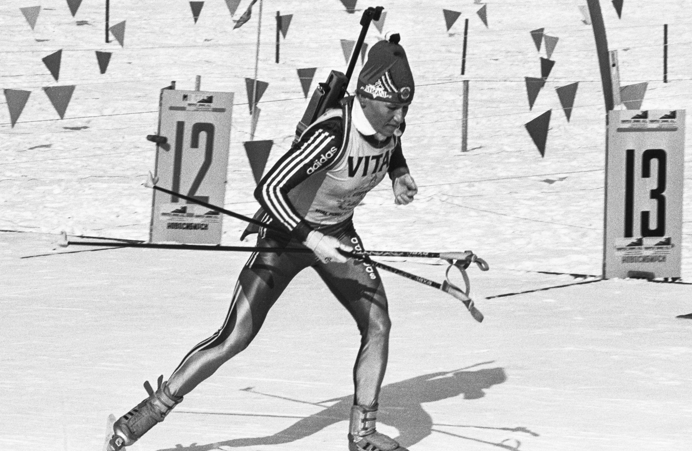 В 1992 году женский биатлон дебютировал в программе Олимпийских игр. Резцова выступила на Играх в Альбервилле, куда она отправилась в статусе звезды и одной из претенденток на медали. Резцова и стала первой в истории биатлона олимпийской чемпионкой, взяв золото в спринтерской гонке на 7,5 км.

На фото: 19 марта 1992&nbsp;года. Резцова на дистанции.