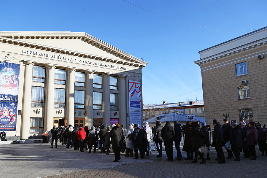 Церемония прошла в Музыкальном театре Кузбасса. Перед ее началом у здания образовалась очередь