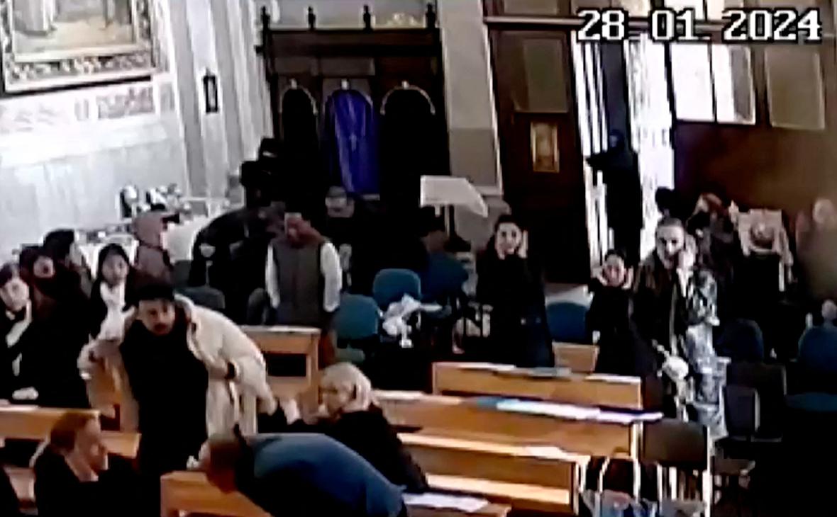 Момент нападения в храме, кадр с камер видеонаблюдения