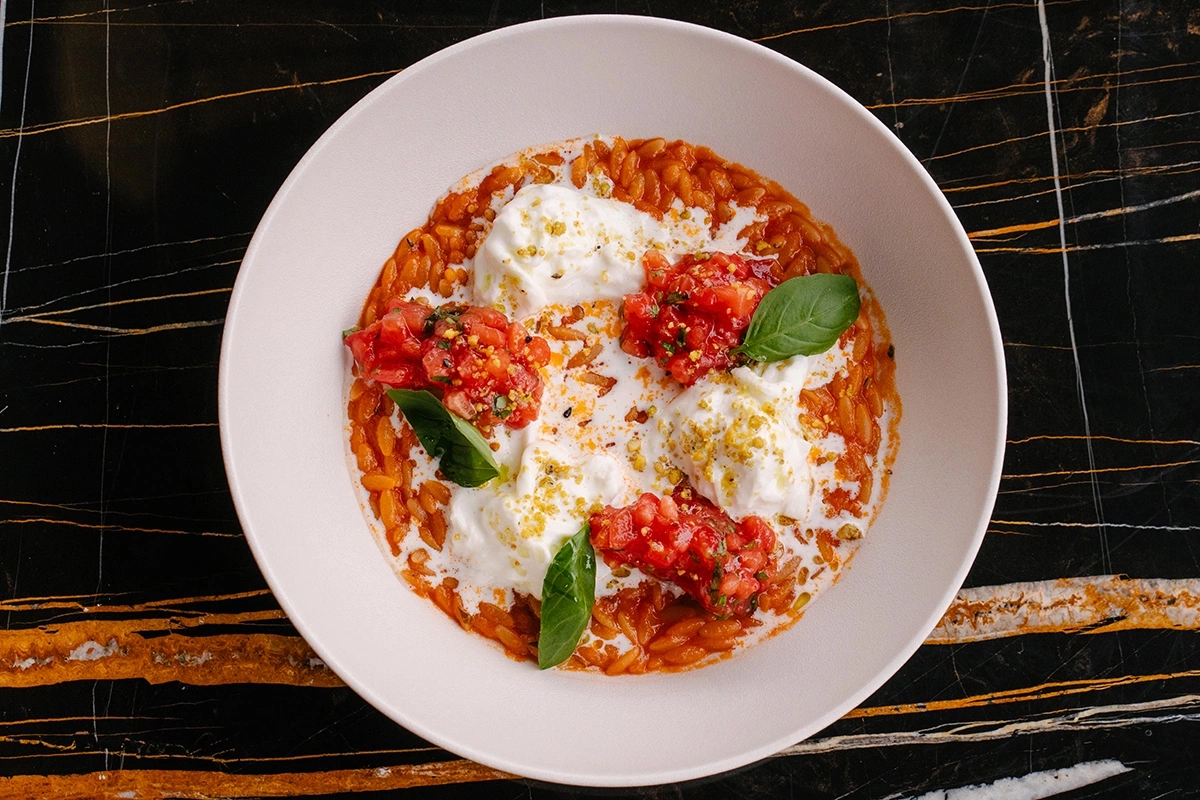 Орзо с розовыми томатами и страчателлой