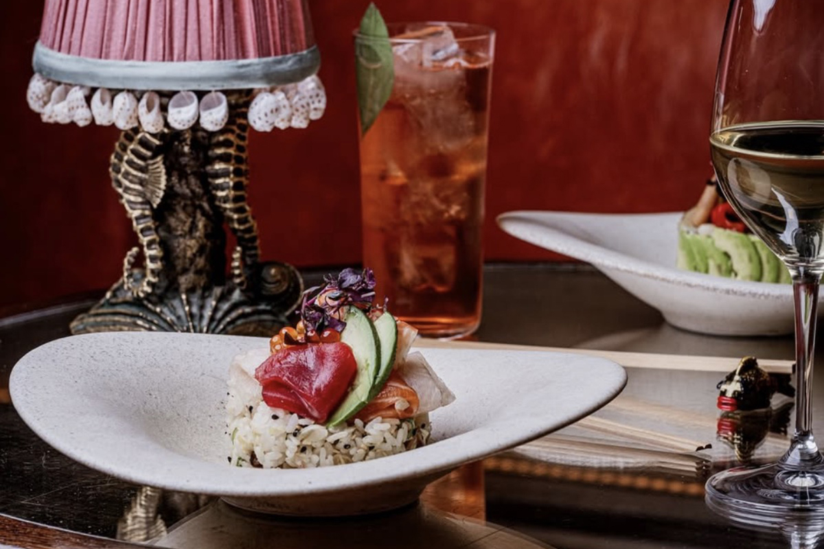 В Британии в сети японских ресторанов Sexy Fish есть подставки для палочек в форме рыбы. Ресторан подсчитал, что за десять лет работы посетители украли 558 тыс. таких подставок