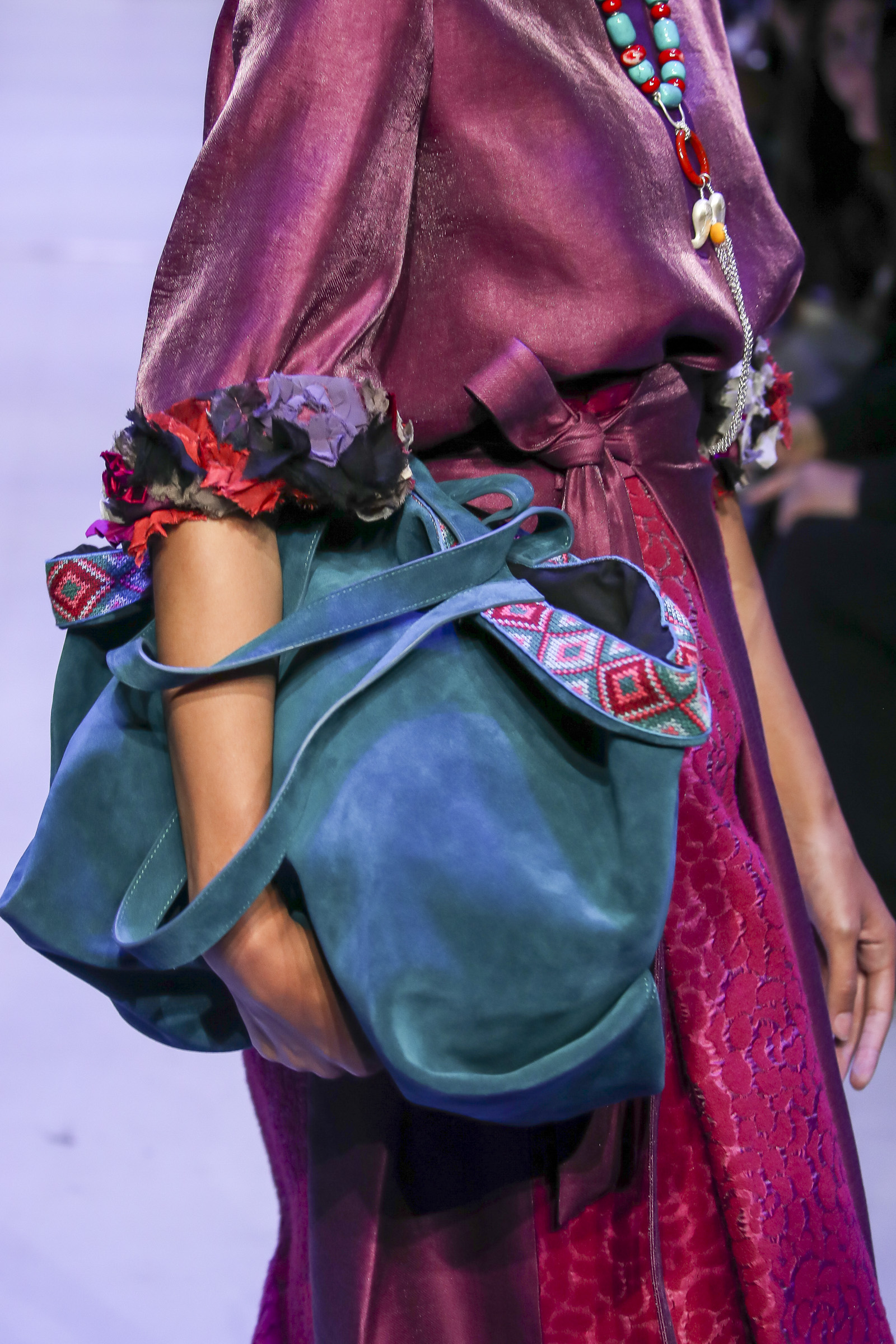 Китайский бренд Subai показал, как традиционная одежда может выглядеть в современном прочтении.