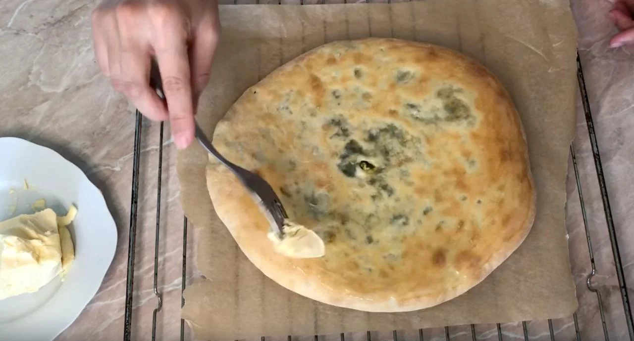 Для мягкости верх смажьте сливочным маслом