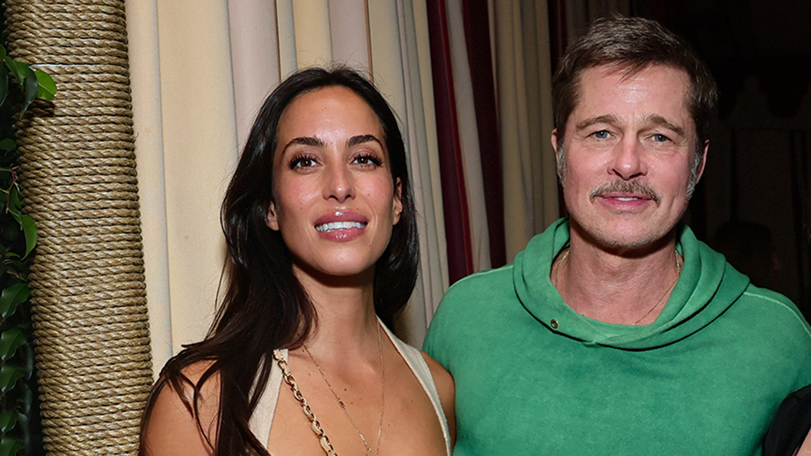 Инес де Рамон, Брэд Питт и Ив Хьюсон на премьере фильма Netflix «Джей Келли». 11 ноября 2025 года