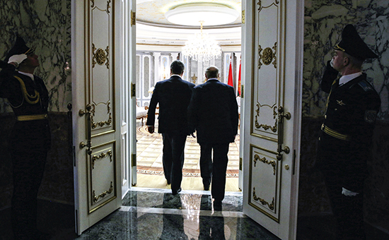 Президент Украины Петр Порошенко и президент Белоруссии Александр Лукашенко (слева направо) во время встречи во Дворце Независимости перед началом переговоров в «нормандском формате» по урегулированию кризиса на юго-востоке Украины