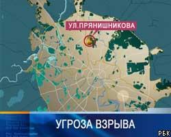 На севере Москвы горит автобаза, есть угроза взрыва