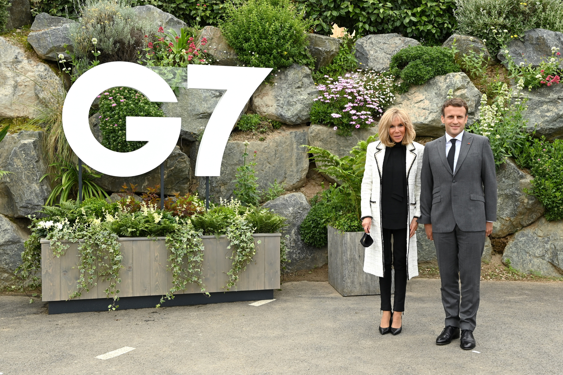 Брижит Макрон в жакете Chanel в отеле Carbis Bay перед саммитом G7, 11 июня