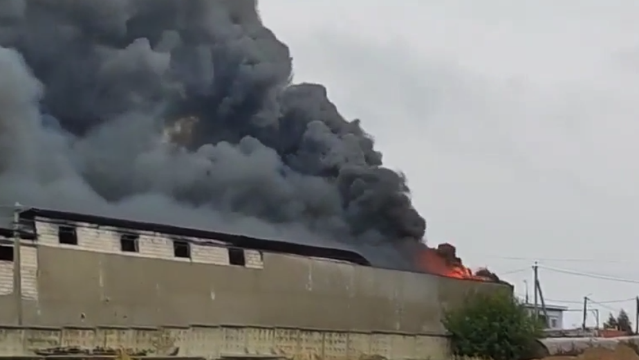 Как выглядел пожар в Подмосковье на складе с пластиковой крошкой. Видео