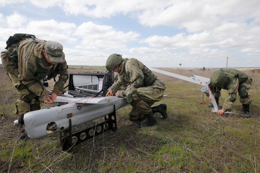 Военнослужащие с многофункциональным беспилотным комплексом «Орлан-10», предназначенным для ведения наблюдения за протяженными и локальными объектами в труднодоступной местности