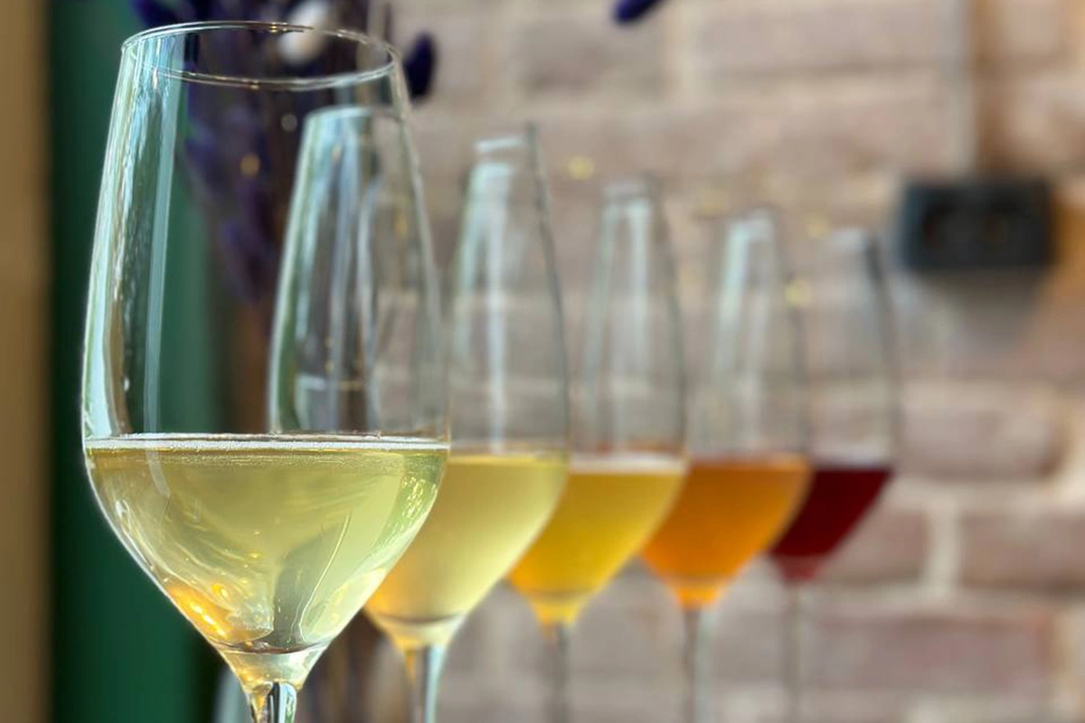 В ресторанах сети WE Cidreria сидр давно перестал быть «дополнительной строкой» и живет собственной жизнью — с 250–300 позициями в карте и удобной навигацией по стилям