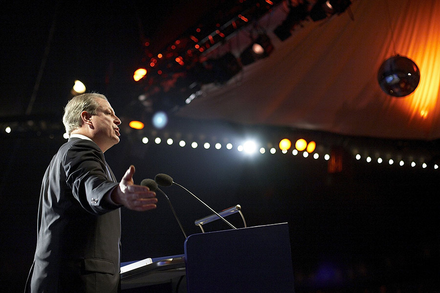 В этому году награду вручили за &laquo;изучение последствий глобальных климатических изменений, вызванных деятельностью человека, и выработку мер по их возможному предотвращению&raquo;. Премию поделили между Межправительственной группой экспертов по изменению климата&nbsp;(МГЭИК)&nbsp;и бывшим&nbsp;вице-президентом США Альбертом Гором.

Гор родился в 1948 году, окончил Гарвардский университет, во время Вьетнамской войны был журналистом на фронте. Несколько раз избирался в Палату представителей и в Сенат, во время работы в Конгрессе особое внимание уделял вопросам защиты окружающей среды. В 1993 году стал вице-президентом при&nbsp;Билле&nbsp;Клинтоне, на посту провел два срока. В 2000 году участвовал в президентской гонке, но проиграл Джорджу Бушу&nbsp;&mdash; младшему, набрав при этом на 0,5% больше голосов избирателей, после чего завершил политическую карьеру. Выпустил несколько книг, в том числе работу &laquo;Неудобная правда&raquo; о проблемах глобального потепления. Как отметил Нобелевский комитет, награда была присуждена Гору за &laquo;неустанную борьбу за включение проблемы изменения климата в политическую повестку&raquo;.

Разделившая с Гором награду Межправительственная группа экспертов по изменению климата была основана в 1988 году Всемирной метеорологической организацией (ВМО) и Программой ООН&nbsp;по окружающей среде (ЮНЕП). Эксперты МГЭИК занимаются подготовкой научных оценок проблем изменения климата, его последствий и будущих рисков, а также вариантов адаптации и смягчения его последствий.