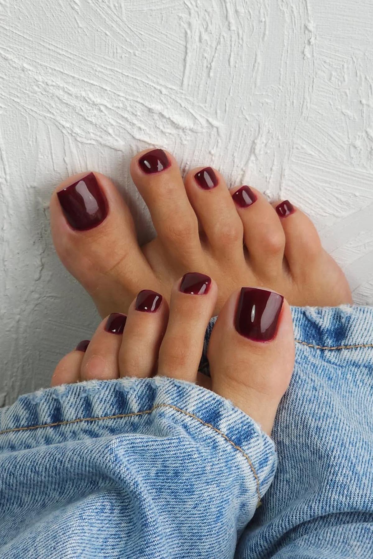 Такие оттенки красивы и в глянце, и в матовом исполнении, которое подчеркивает глубину и насыщенность пигмента