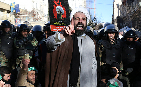 Протестующие у посольства Саудовской Аравии в Тегеране после казни шиитского проповедника Нимра аль-Нимра