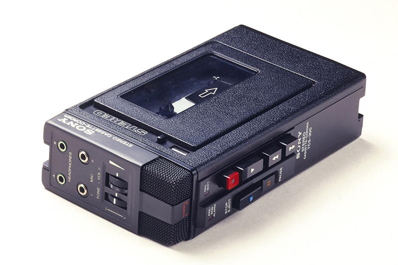 4. Плеер Sony Walkman

Walkman, еще одно культовое устройство от&nbsp;японской компании в&nbsp;топ-5 рейтинга Time, в&nbsp;свое время стал первым примером музыкального плеера, совместившего в&nbsp;себе портативность, простоту и&nbsp;удобство. Пока рынок аудиозаписей продолжал ориентироваться на&nbsp;виниловые пластинки, Sony подготовила революцию с&nbsp;помощью&nbsp;более компактных аудиокассет, которые уже можно было слушать с&nbsp;помощью&nbsp;гаджета, помещающегося в&nbsp;кармане. Walkman создал феномен частного пространства в&nbsp;общественных местах, которое владельцы плееров получали, просто&nbsp;надевая наушники и&nbsp;включая&nbsp;любимую музыку, констатирует Time. Всего Sony продала более 200 млн таких устройств и&nbsp;подготовила почву для&nbsp;появления новых форматов плееров&nbsp;&mdash;&nbsp;CD и&nbsp;MP3.
