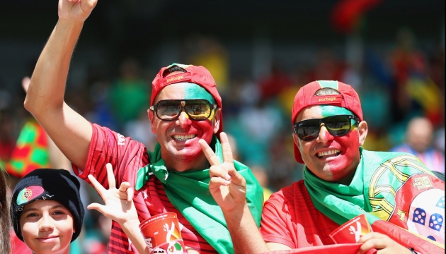 Португальские фанаты  поддерживют свою команду во время матча в Группе G Германия - Португалия. 
