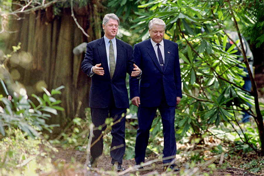 3 апреля 1993 года состоялась первая встреча Бориса Ельцина и Билла Клинтона (на фото слева), которые провели переговоры в канадском Ванкувере.

На протяжении всех 1990-х годов оба президента сохраняли хорошие личные отношения, однако весной 1999 года Ельцин резко раскритиковал военную операцию, которую американцы вместе со своими союзниками по НАТО провели в Югославии.
