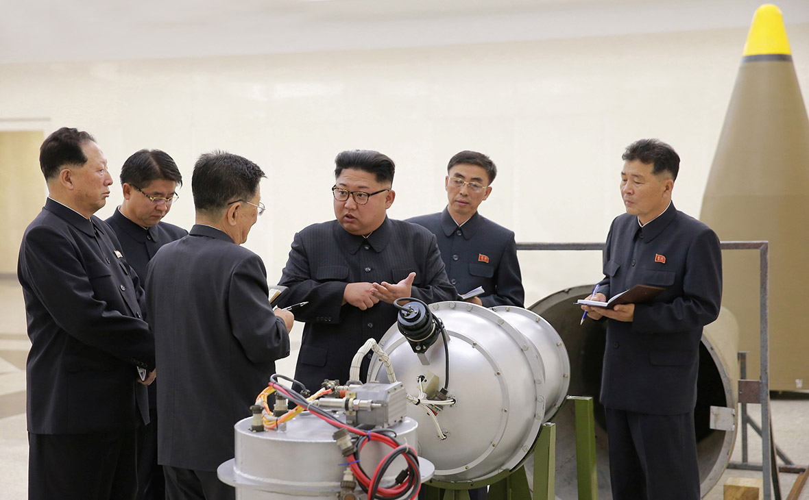 Корейский лидер Ким Чен Ын (в центре)