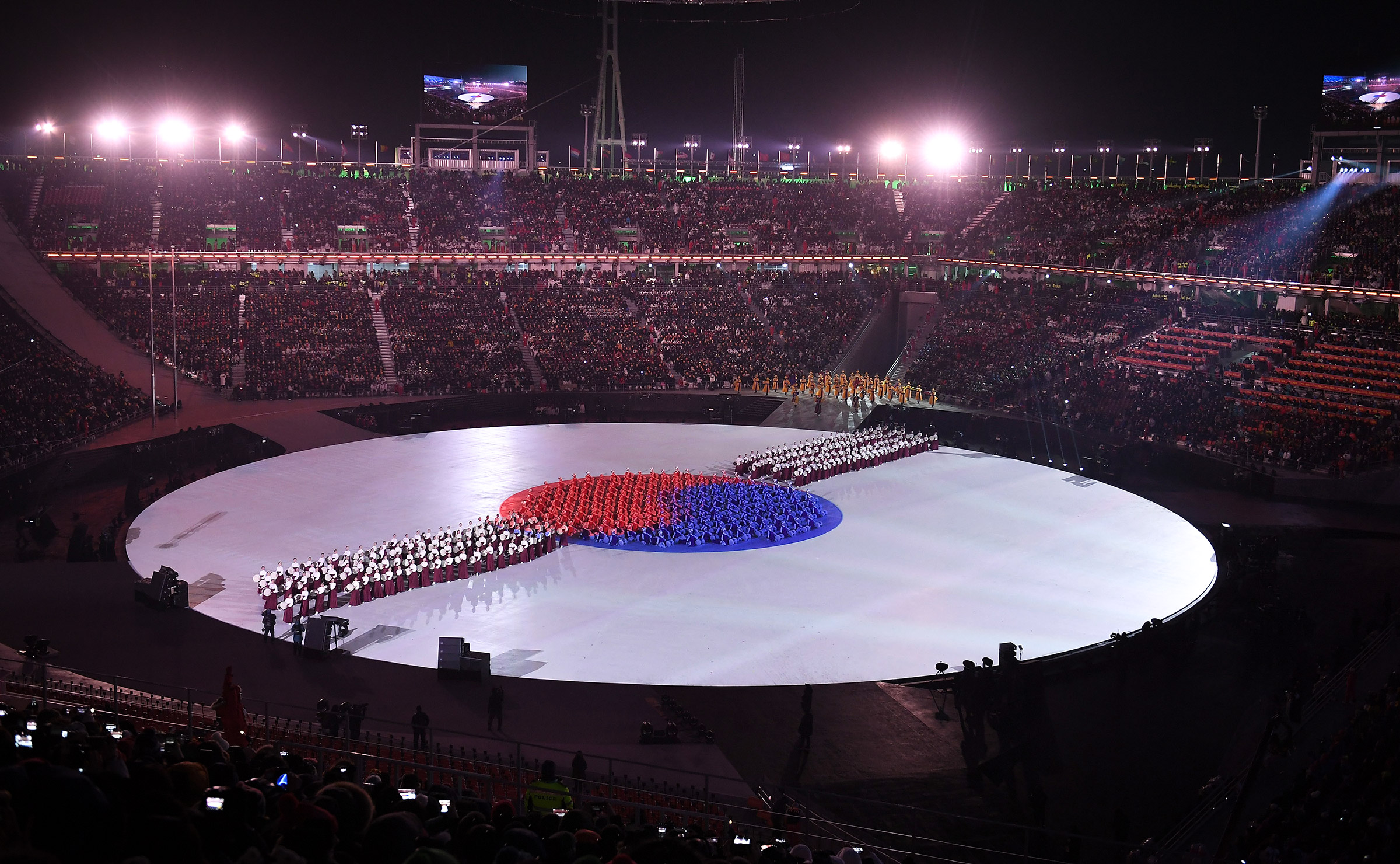 Олимпийский гимн на стадионе исполнила корейская оперная певица.
