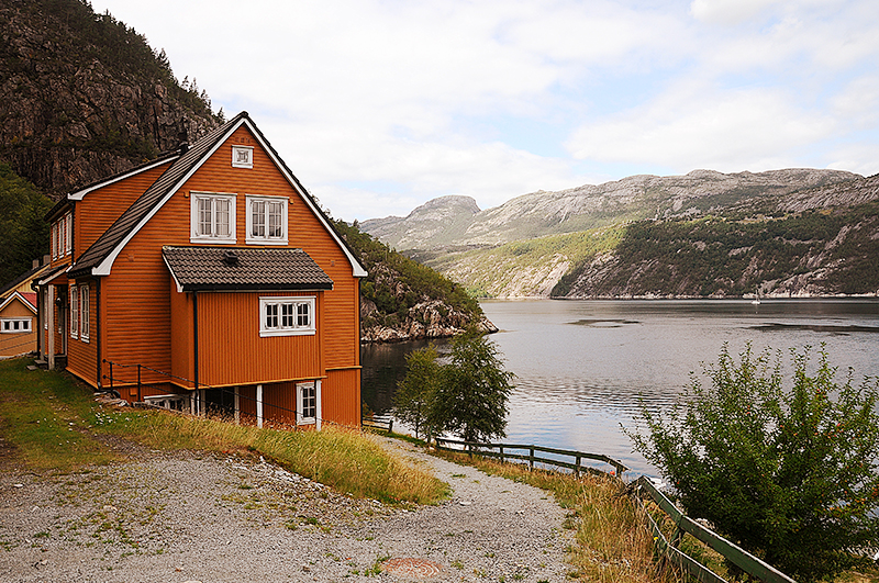 Летние домики стоят очень близко к воде &mdash; приливы во фьордах практически не ощущаются