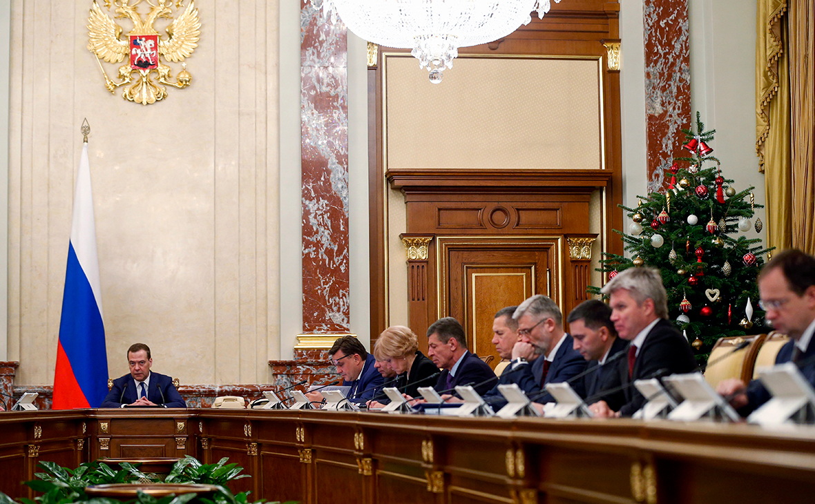 Дмитрий Медведев (слева) во время заседания правительства