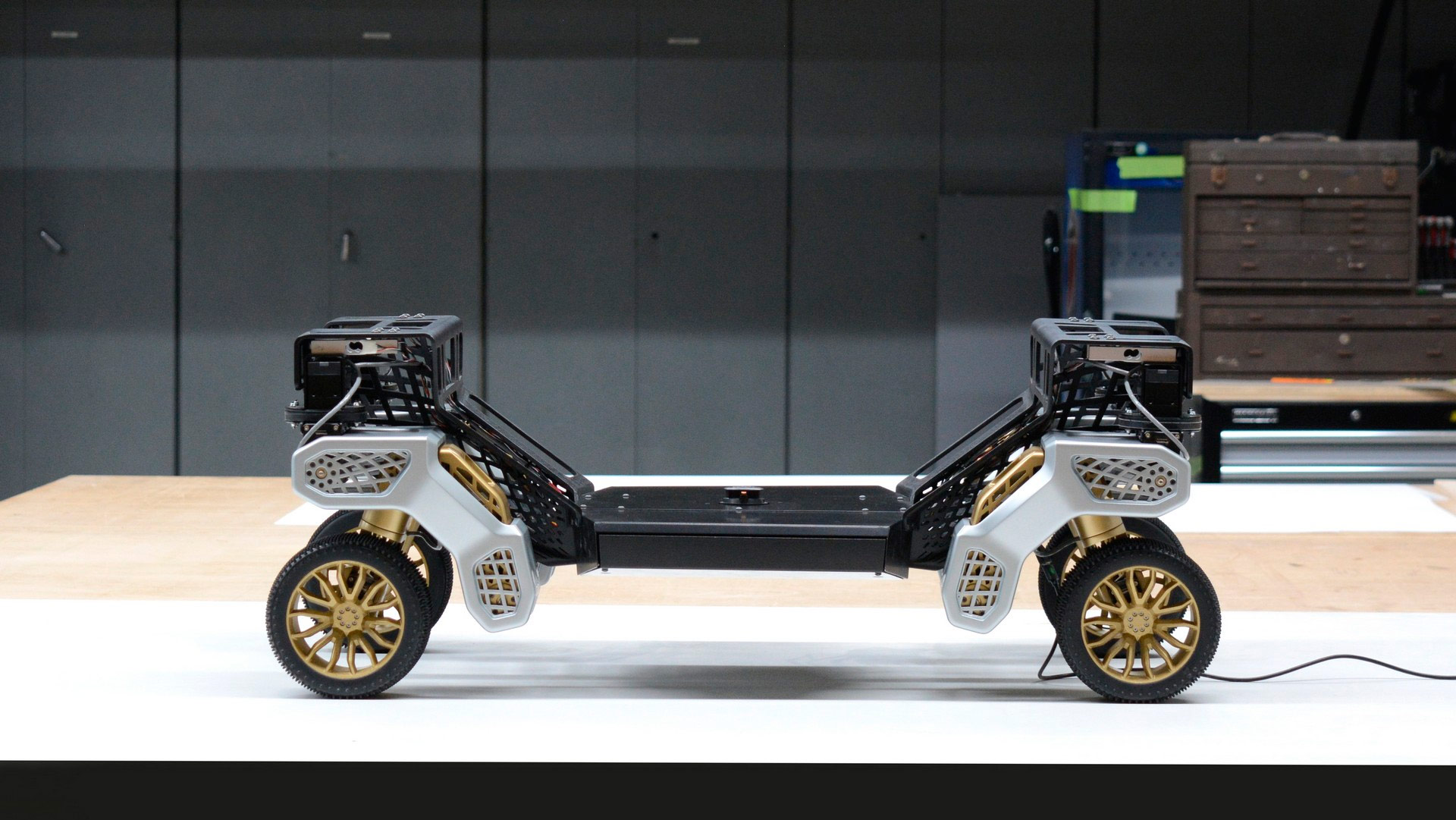 Hyundai показал шагающий автомобиль для космических исследований